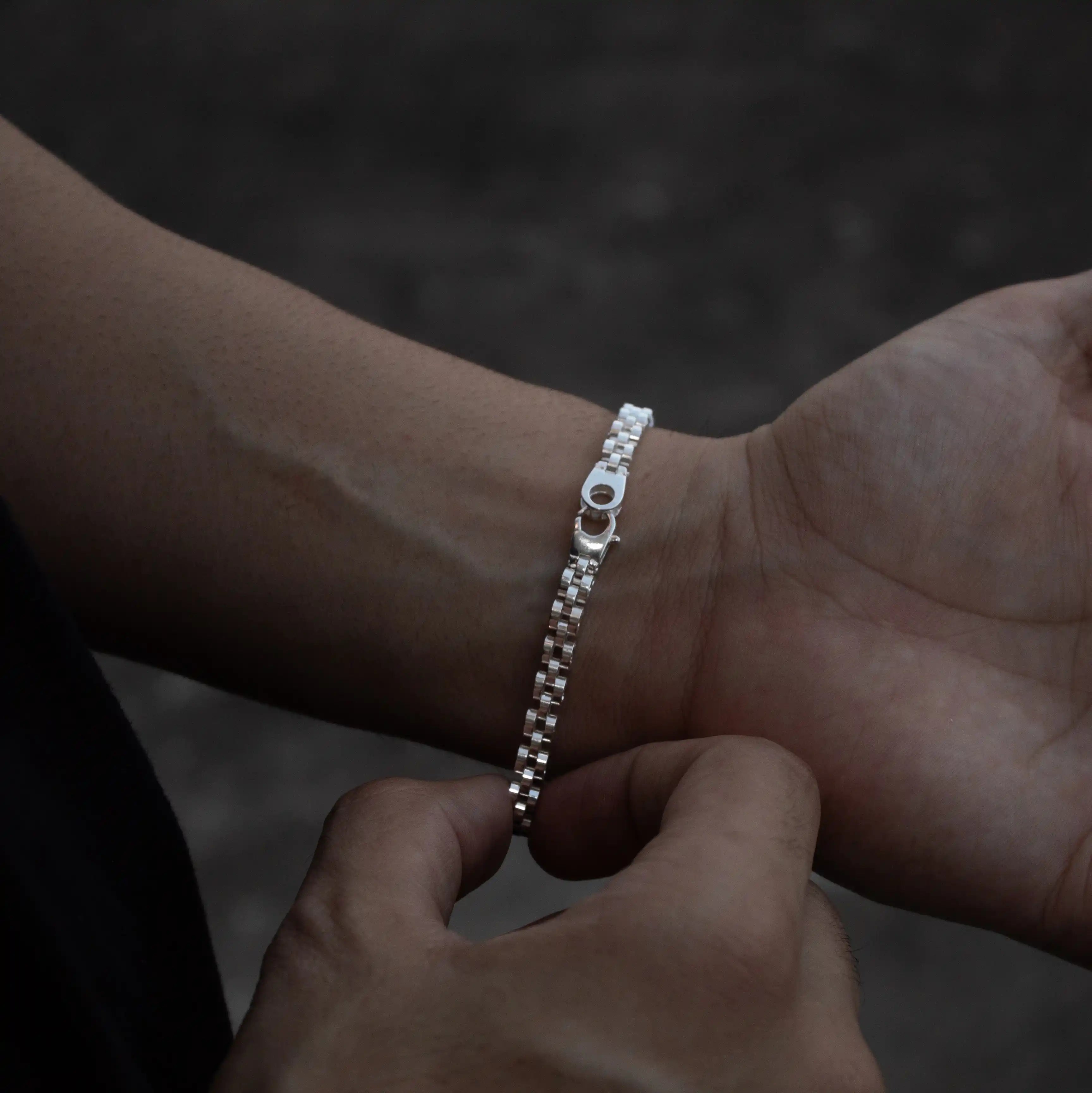 pulseira de prata masculina royale 5mm no pulso
