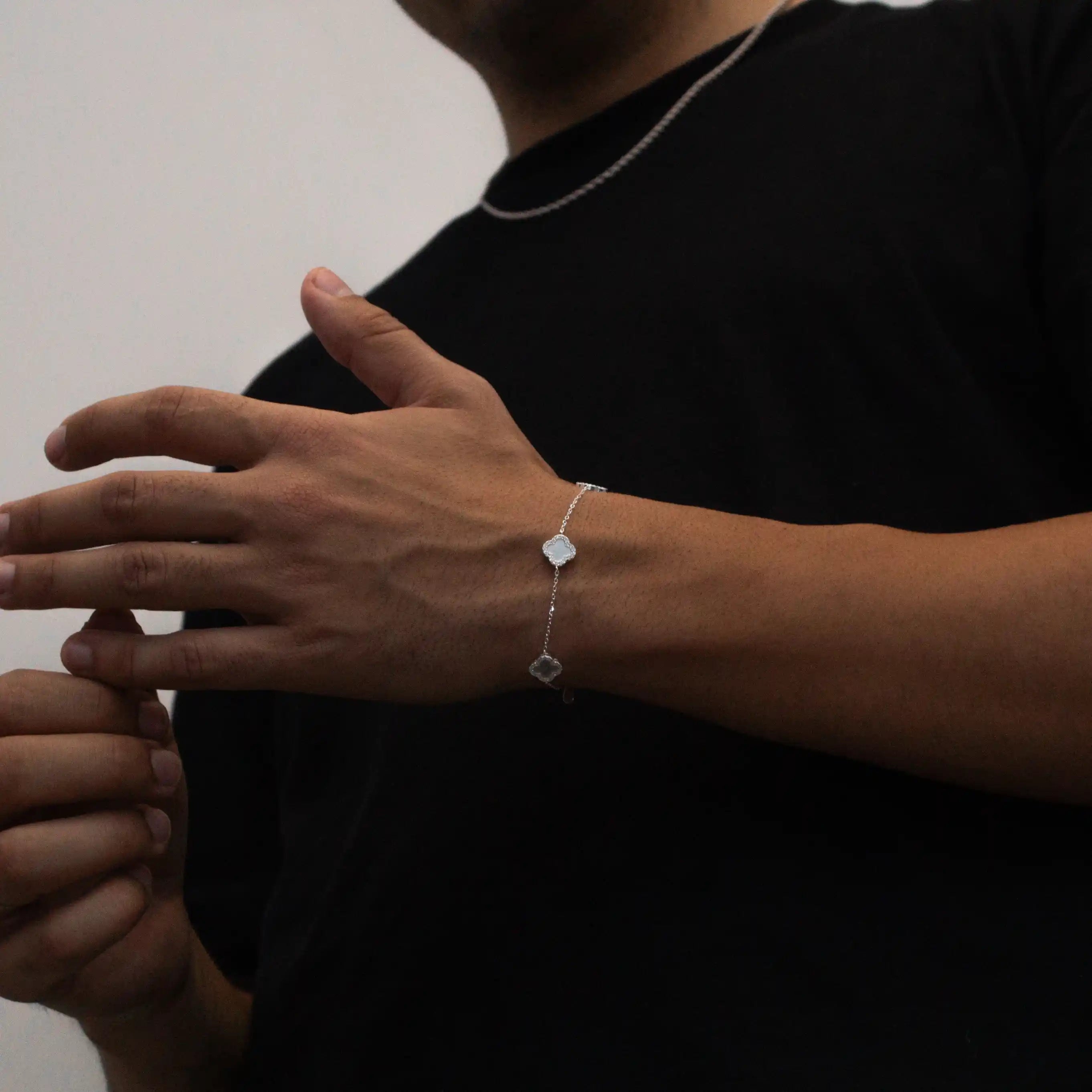 Pulseira 3 trevos cravejada Madrepérola em Prata 925