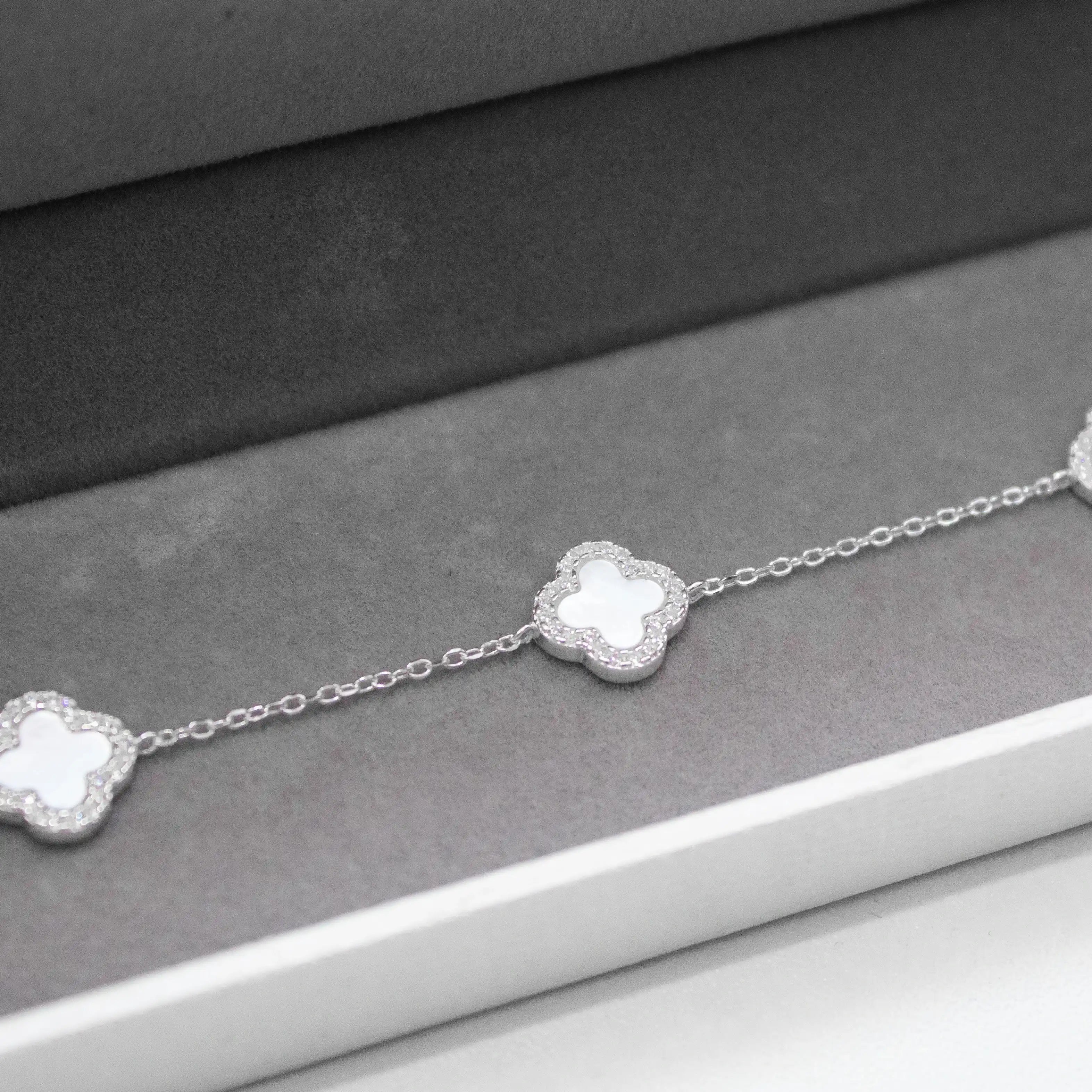 Pulseira 3 trevos cravejada Madrepérola em Prata 925