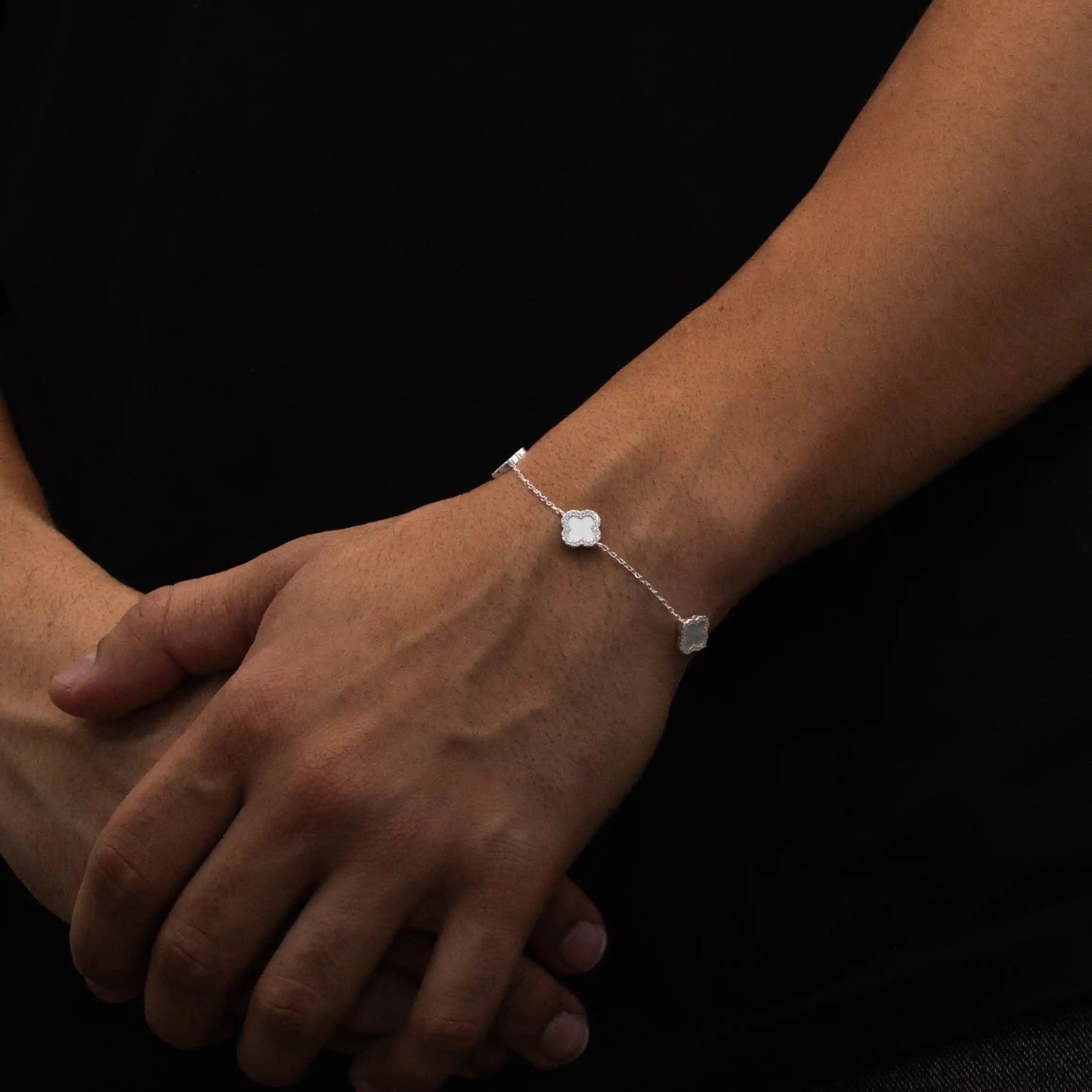 Pulseira 3 trevos cravejada Madrepérola em Prata 925